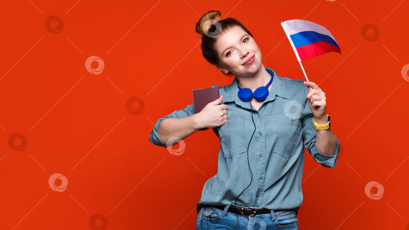 Скачать девушка держит российский флаг и паспорт фотосток Ozero