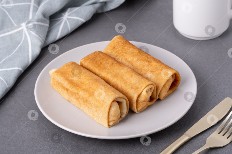 Скачать Вкусные рулет-закуски из тонких блинчиков с творожной начинкой фотосток Ozero