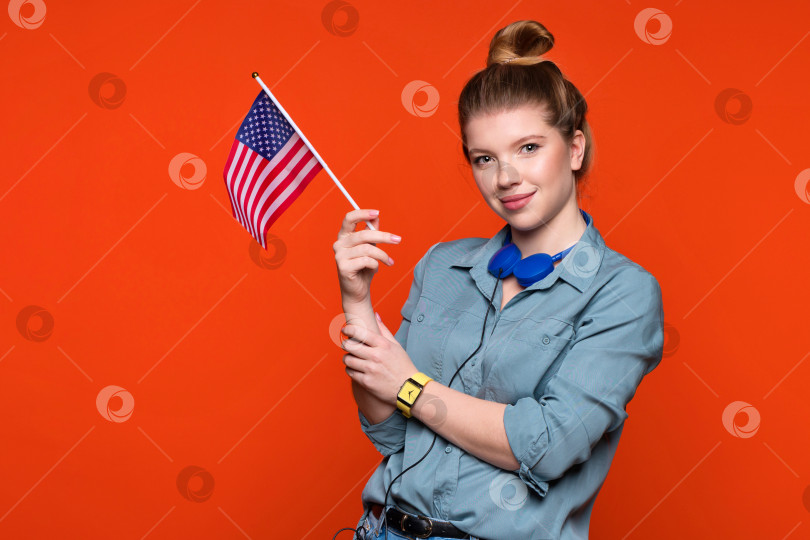 Скачать женщина маленький американский флаг фотосток Ozero