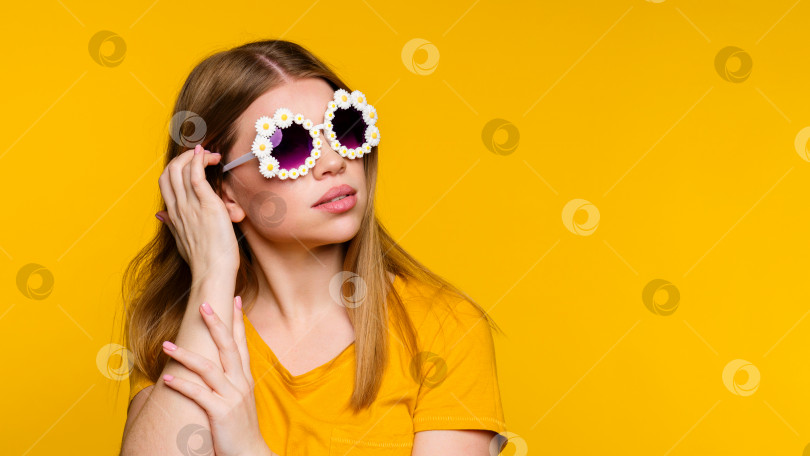 Скачать Девушка в стильных солнцезащитных очках фотосток Ozero