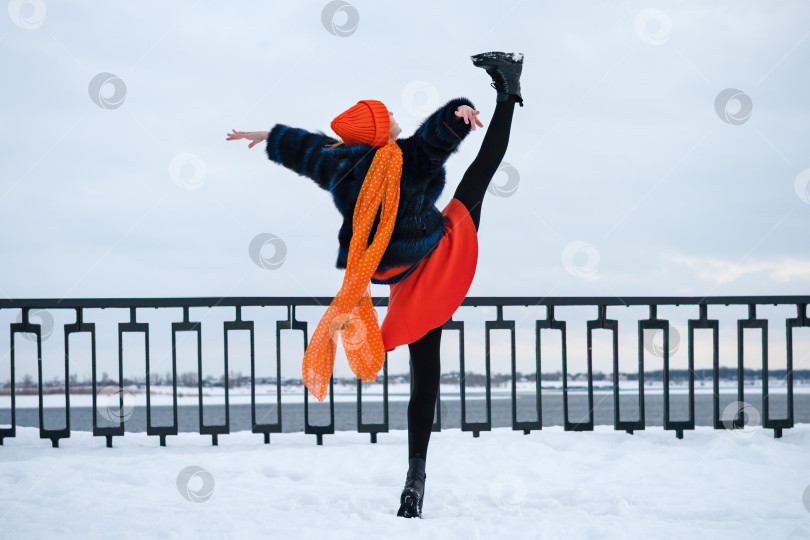 Скачать Танцующая девушка на открытом воздухе зимой фотосток Ozero