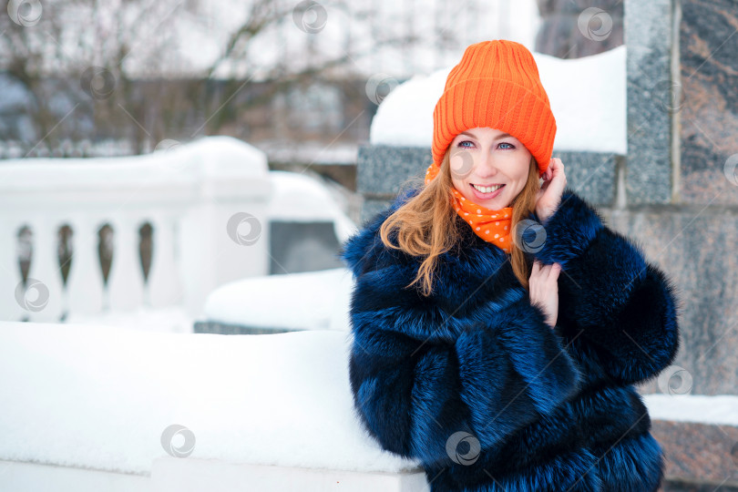 Скачать Девушка гуляет по зимнему парку фотосток Ozero