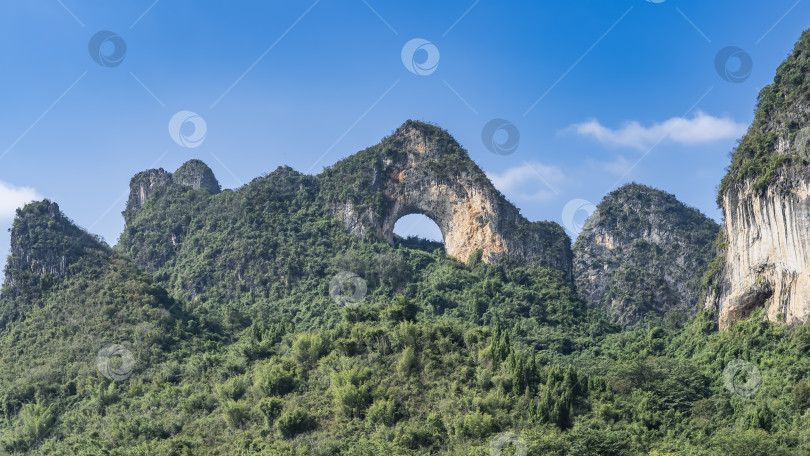 Скачать Живописные карстовые горы. На склонах - зеленый лес. фотосток Ozero