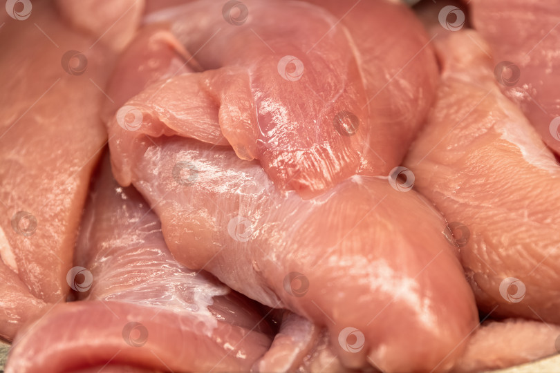 Скачать Сырое филе куриной грудки крупным планом. Текстура свежего мяса птицы для приготовления блюд, в том числе диетических фотосток Ozero