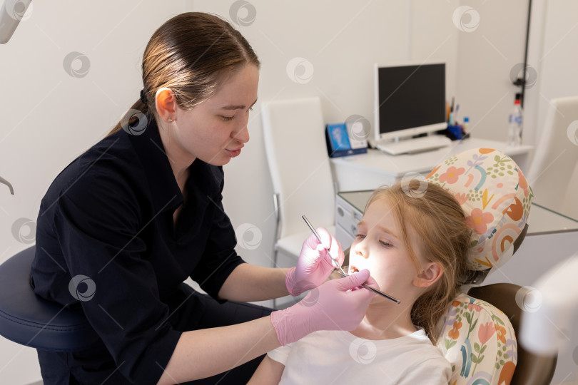 Скачать Юный стоматолог бережно относится к зубам ребенка фотосток Ozero