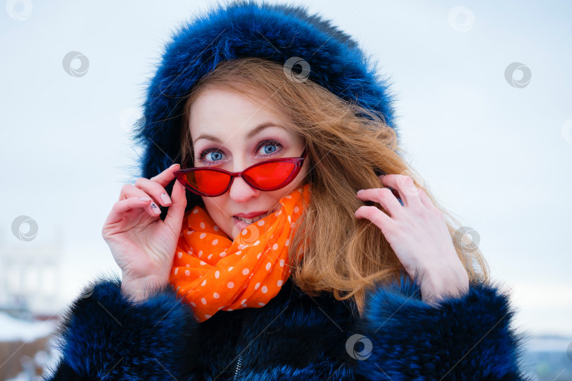 Скачать Портрет девушки на открытом воздухе зимой фотосток Ozero