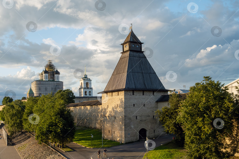 Скачать Псковский кремль с Власьевской башней на переднем плане фотосток Ozero