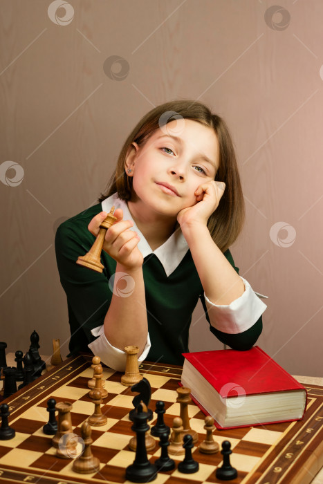 Скачать Молодая девушка-шахматистка фотосток Ozero