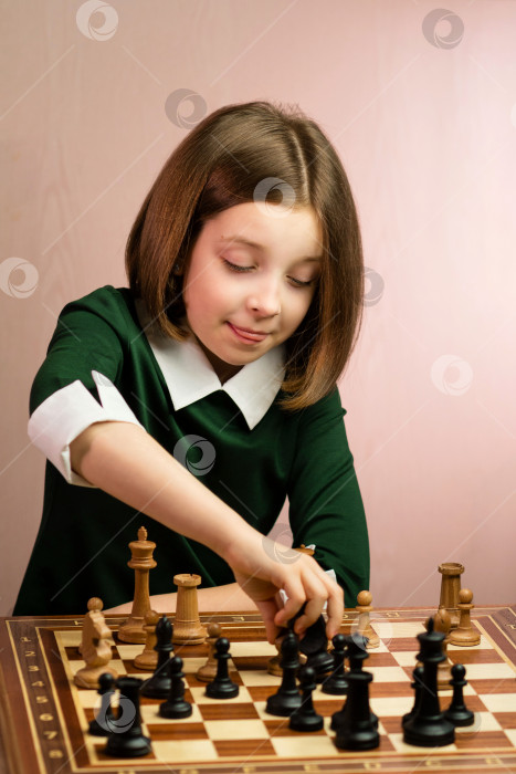 Скачать Молодая девушка-шахматистка фотосток Ozero