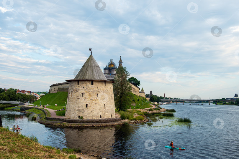 Скачать Псковский Кремль на месте слияния рек Великая и Пскова. фотосток Ozero
