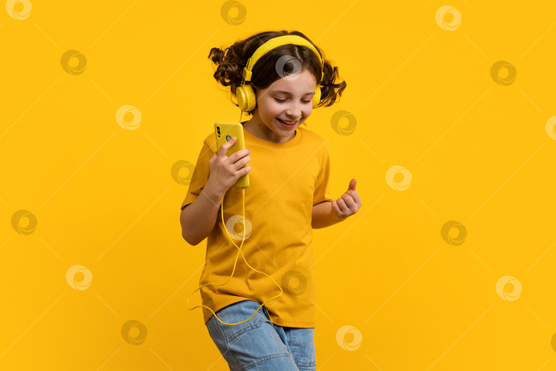 Скачать Девушка танцует, слушая музыку в наушниках фотосток Ozero
