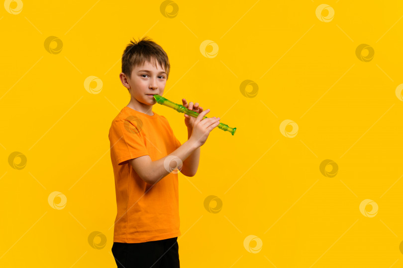 Скачать Мальчик с флейтой в студии фотосток Ozero