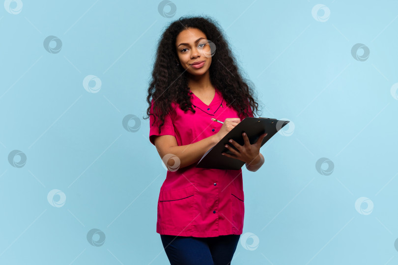 Скачать Женщина-медицинский работник в униформе фотосток Ozero