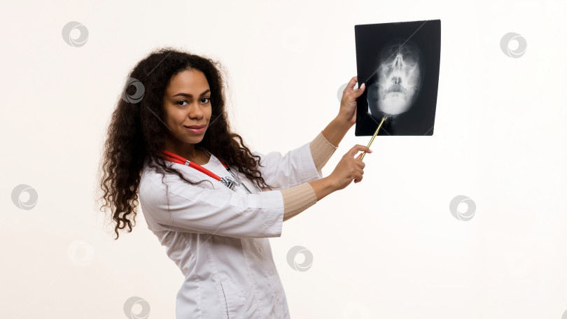 Скачать Женщина-врач осматривает рентгеновский снимок фотосток Ozero