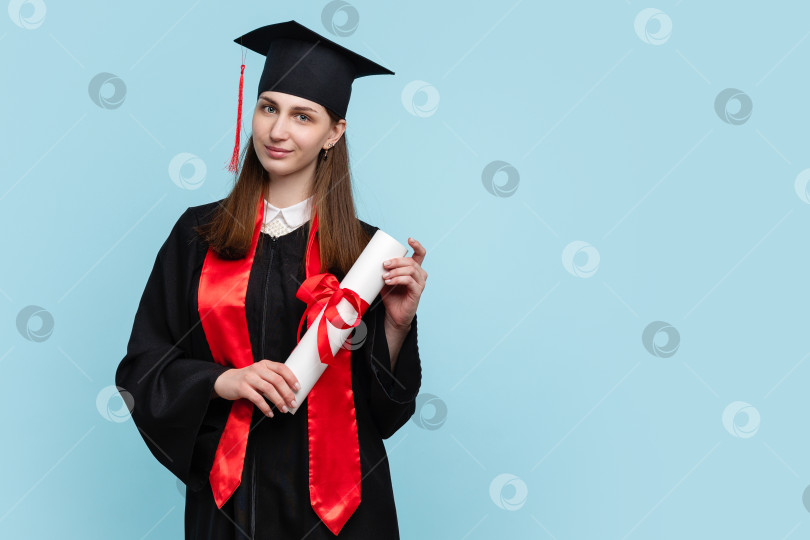 Скачать Студентка с выпускной шляпой и дипломом фотосток Ozero