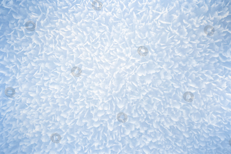 Скачать Снежный фон. Абстрактная текстура снежной поверхности с крупными кристаллами. Вид сверху фотосток Ozero
