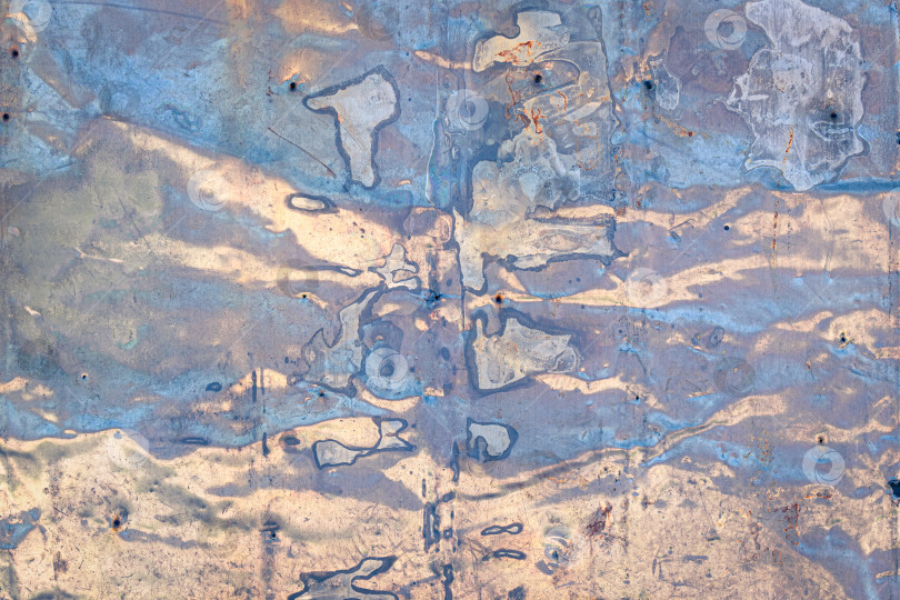 Скачать Полосы синей и бежевой краски на железном листе. Абстрактный фон с пятнистым рисунком фотосток Ozero