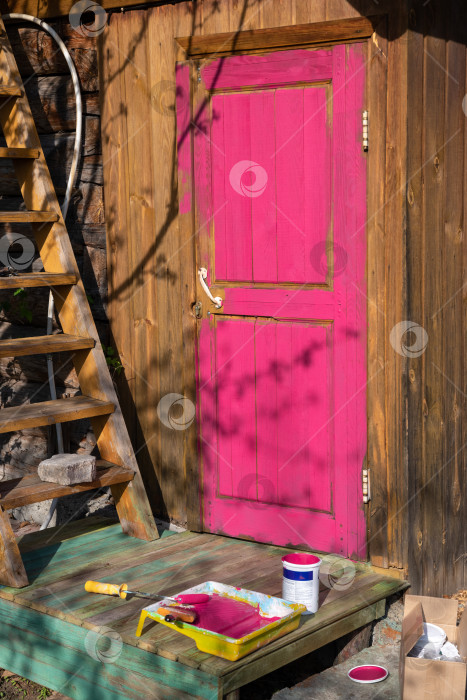 Скачать дверь деревянного дома выкрашена в ярко-фиолетовый цвет фотосток Ozero