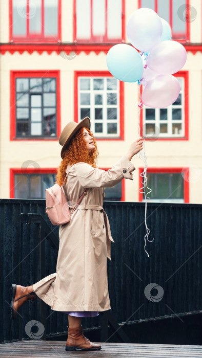 Скачать Девушка ходит по улицам с кучей воздушных шаров фотосток Ozero