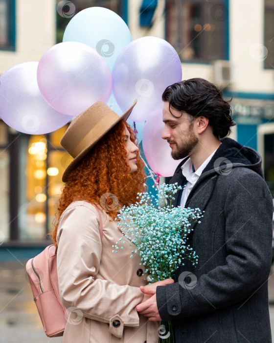Скачать Свидание влюбленных на прогулке с воздушными шарами фотосток Ozero