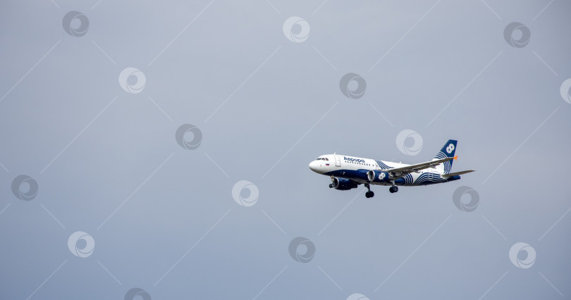 Скачать Россия. Хабаровск - октябрь 2021 года: Airbus A319 вылетает из аэропорта Хабаровска фотосток Ozero