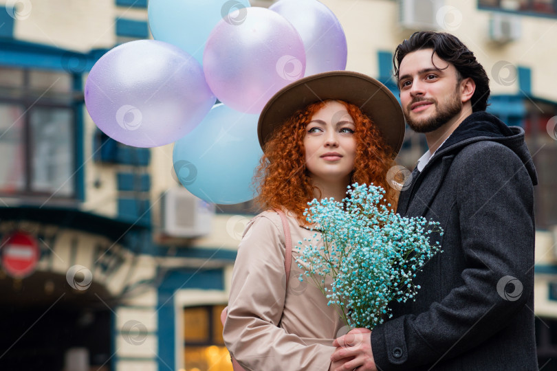 Скачать Свидание влюбленных на прогулке с воздушными шарами фотосток Ozero