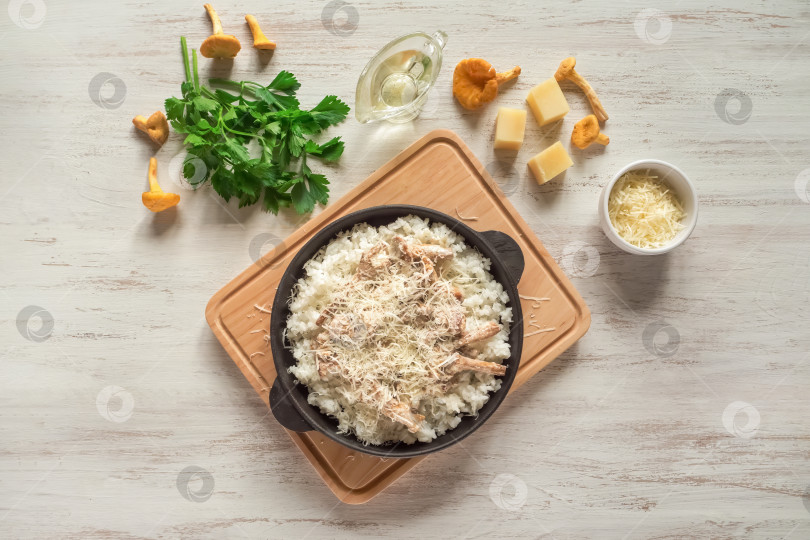 Скачать Сытное домашнее ризотто с дикими лесными грибами для уютного ужина фотосток Ozero