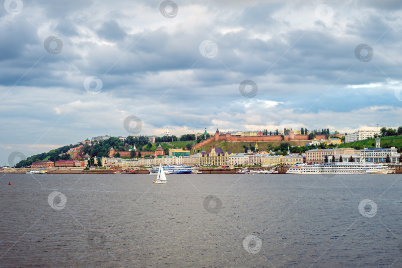 Скачать Живописный вид на Нижний Новгород и Кремль со Стрелки. фотосток Ozero