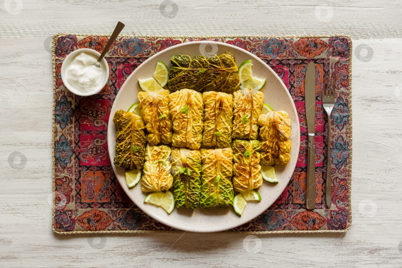 Скачать Вид сверху на домашние голубцы, фаршированные мясом и рисом фотосток Ozero