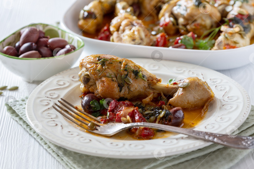 Скачать Запеченная курица с оливками и помидорами. фотосток Ozero
