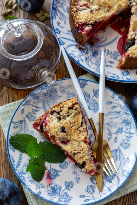Скачать Кусочек традиционного немецкого сливового пирога (Pflaumenkuchen). фотосток Ozero