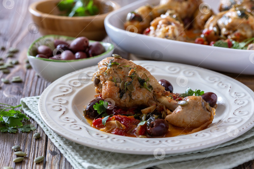 Скачать Запеченный цыпленок с оливками и помидорами. фотосток Ozero