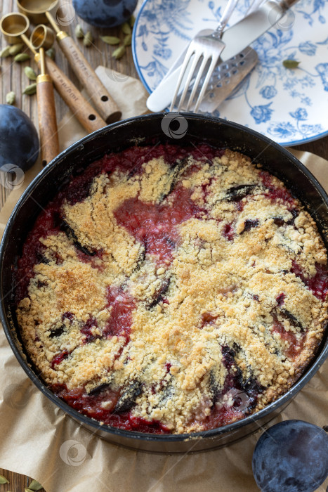 Скачать Немецкий пирог со сливами и кардамоном (Pflaumenkuchen). фотосток Ozero