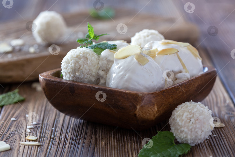 Скачать Кокосовое мороженое с миндалем. фотосток Ozero