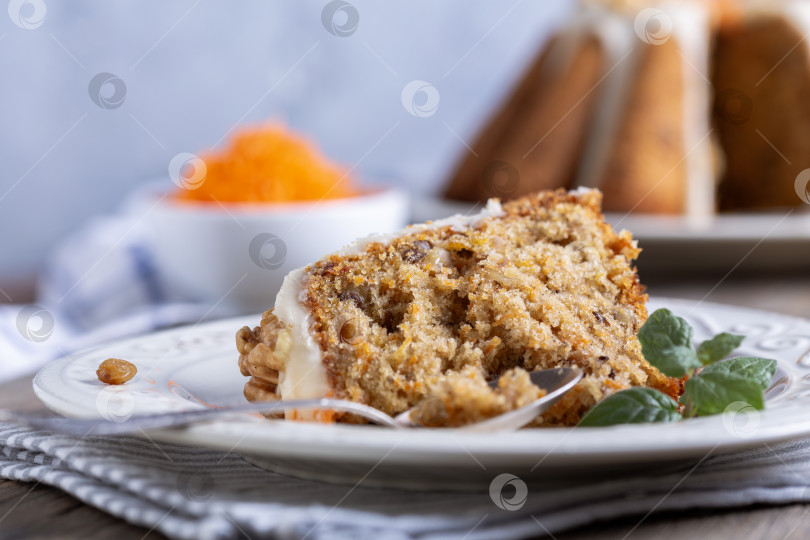 Скачать Кусочек вкуснейшего морковного пирога. фотосток Ozero