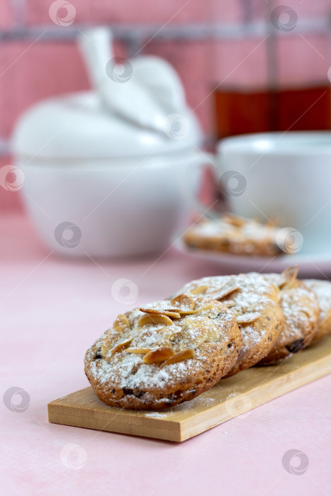 Скачать Печенье с миндальными хлопьями и шоколадной крошкой. фотосток Ozero