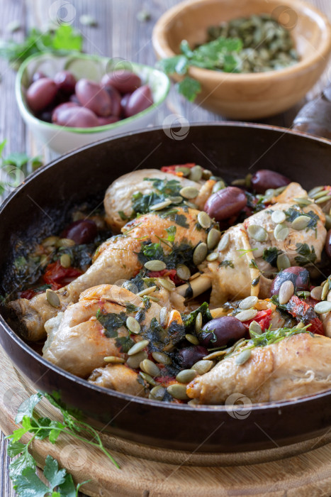 Скачать Chicken with Olives and Pumpkin Seeds. фотосток Ozero