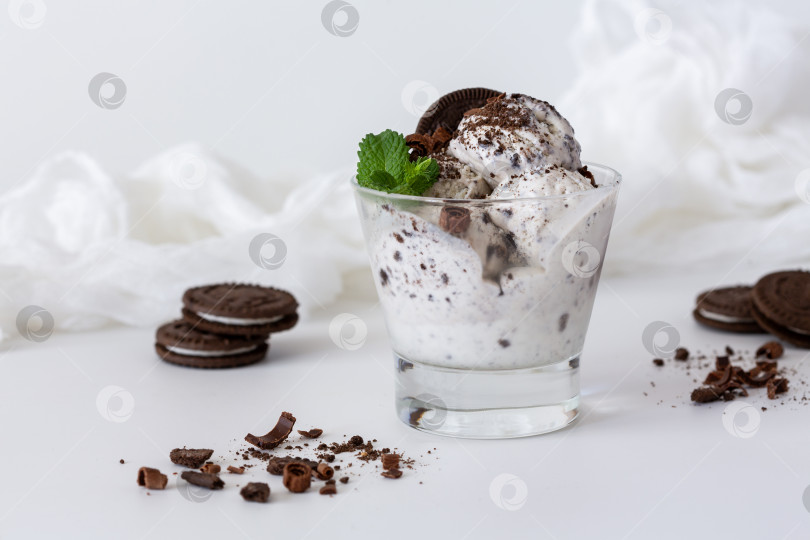 Скачать Мороженое с шоколадным печеньем. фотосток Ozero