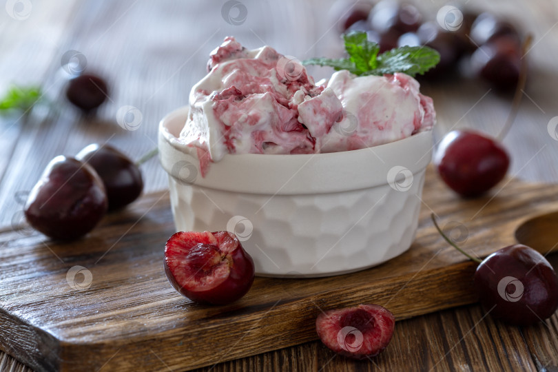 Скачать Домашнее ванильно-вишневое мороженое без лактозы. фотосток Ozero
