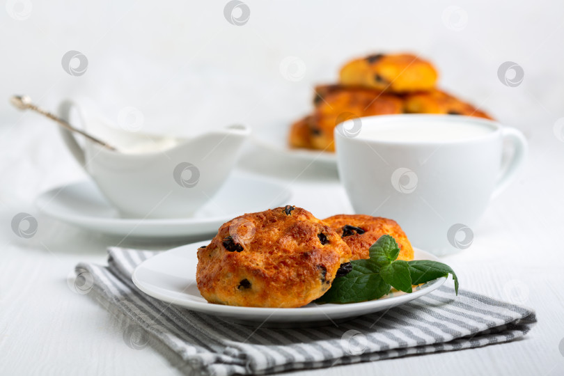 Скачать Золотистые Булочки С Изюмом И Утренний Чай. фотосток Ozero