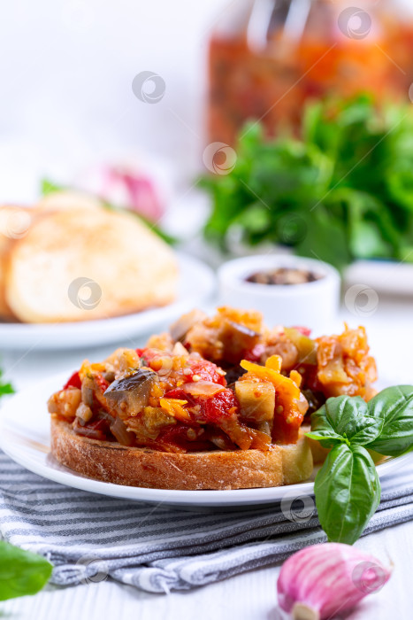 Скачать Пикантная брускетта с запеченными овощами. фотосток Ozero