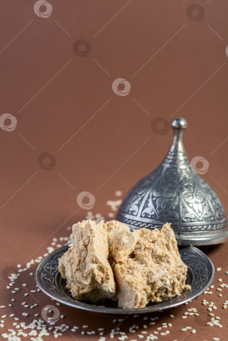 Скачать Вкусная традиция: Лакомство из халвы. фотосток Ozero