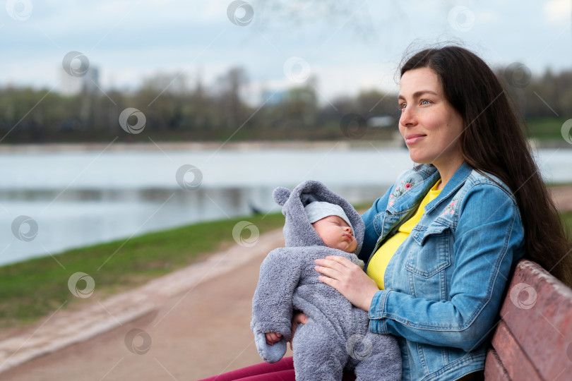 Скачать Мама и новорожденный гуляют в парке фотосток Ozero