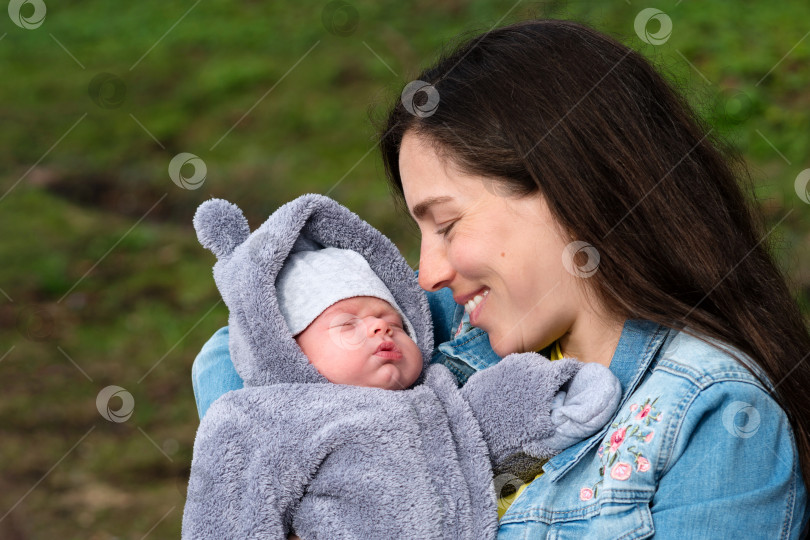 Скачать Мама и новорожденный гуляют в парке фотосток Ozero
