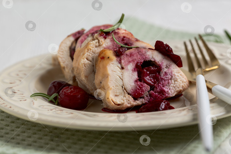 Скачать Куриная грудка, фаршированная вишней, крупным планом. фотосток Ozero