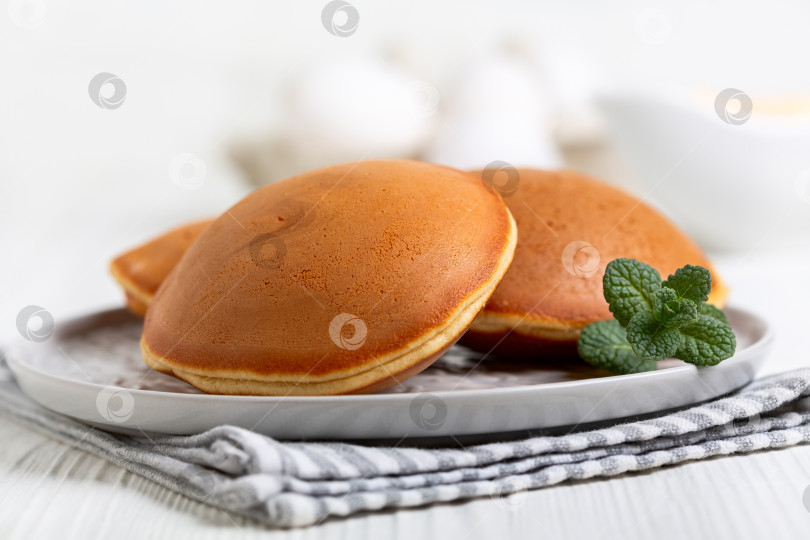 Скачать Японские блинчики дораяки с веточкой мяты. фотосток Ozero