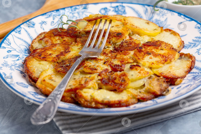Скачать Хрустящие ломтики картофеля с травами (картофельная фриттата). фотосток Ozero
