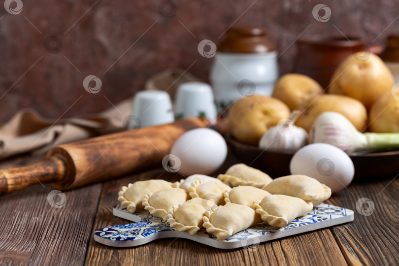 Скачать Готовим традиционные картофельные клецки. фотосток Ozero