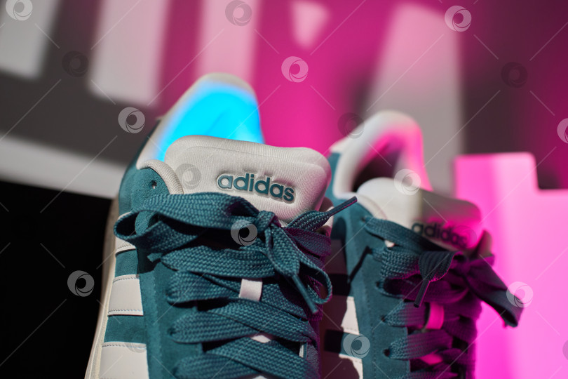 Скачать Тюмень, Россия-20 марта 2026 года: Показ обуви Adidas grand court alpha 0 в студии с целенаправленным освещением. фотосток Ozero