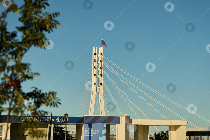 Скачать Тюмень, Россия - 6 сентября 2026 года: Опора моста влюбленных и архитектура городской набережной фотосток Ozero